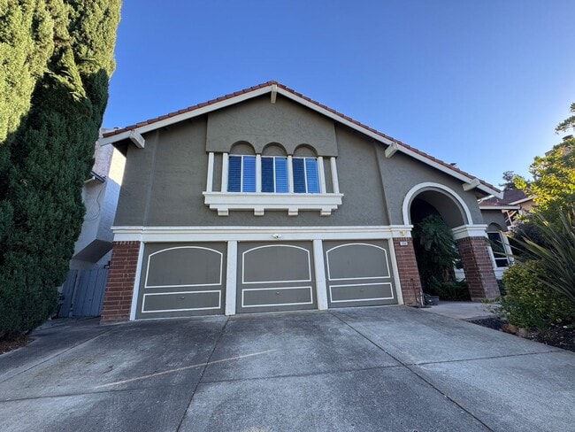 Building Photo - Beautiful 4 Bed 3 Bath + Huge Bonus Room A...