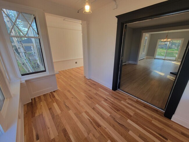 Building Photo - AVAILABLE JUNE  - 5 Bed 2.5 Bath Near UMD ...