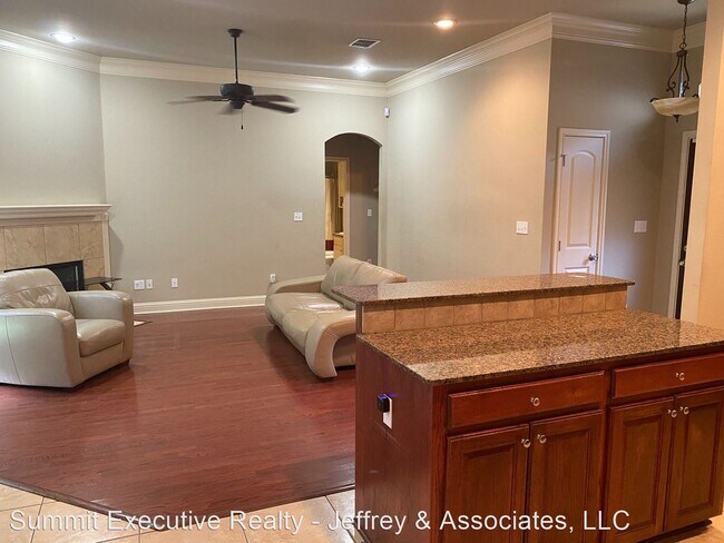 Building Photo - 3 br, 2 bath House - 3811 Crestview Way