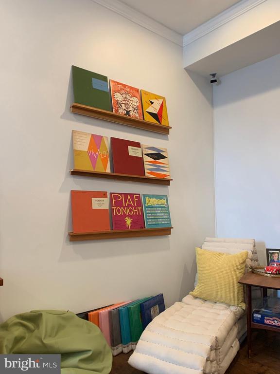 Building Photo - 513 S Regester St