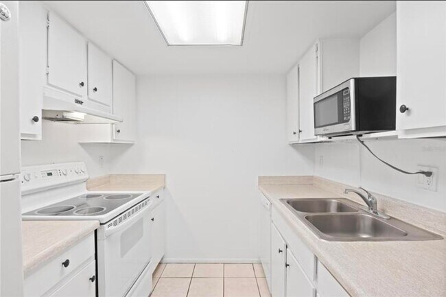 Foto del edificio - 920 N Lake Destiny Rd