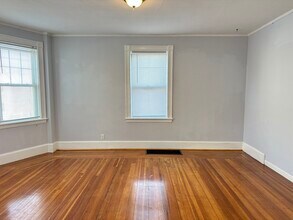 Building Photo - 10 Newport Terrace