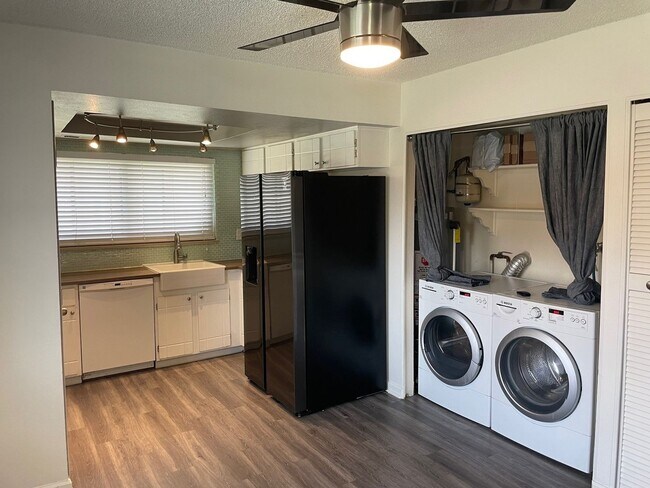 Building Photo - Beautifully updated, centrally located Tow...