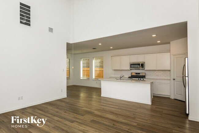Building Photo - 2544 Northcote Dr