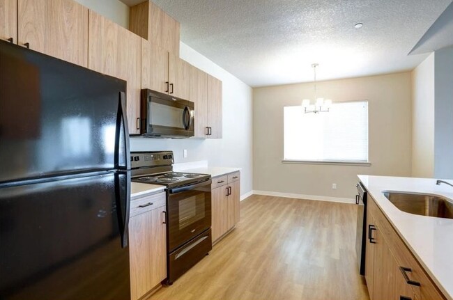 Spacious Kitchen with Luxury Finishes - Cascade Place Apartment Homes