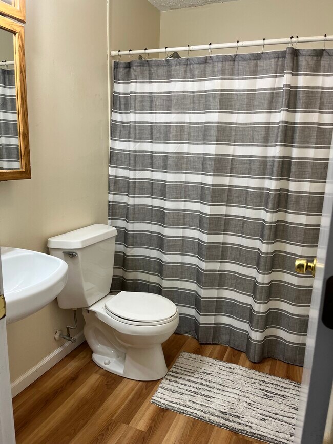 Baño completo a nivel del dormitorio - 82 Rhoda Ln