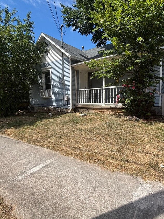 Primary Photo - SUPER CUTE 1 BEDROOM 1 BATH HOUSE