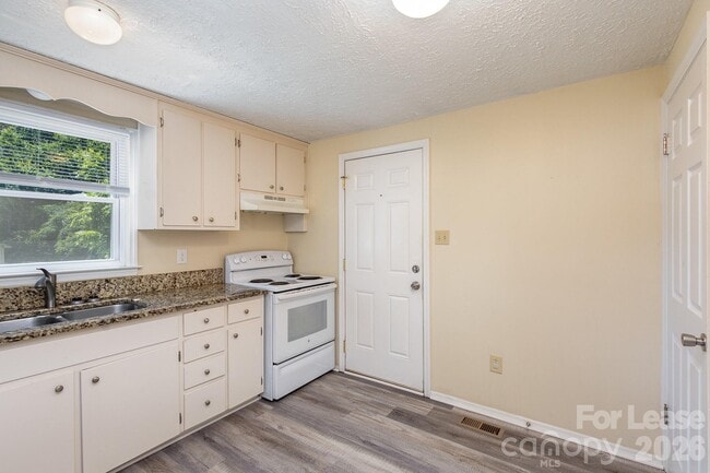 Building Photo - 3131 Vestal Pl