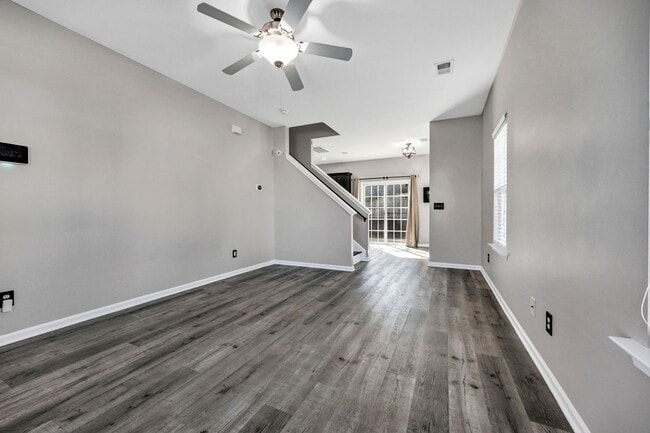 Building Photo - THREE BEDROOM IN WEST COLUMBIA'S OAKWOOD COMMONS