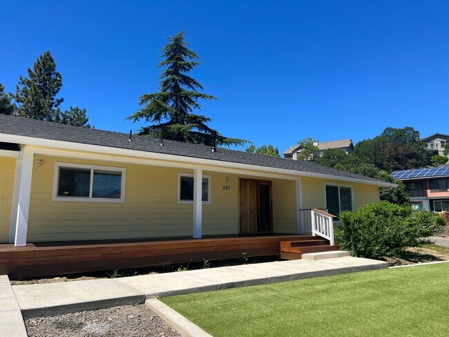 Foto del edificio - Newly remodeled three bedroom, two bath home - Available Late May
