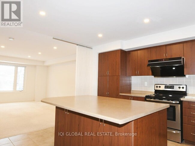 Building Photo - 3185 Boxford Cres