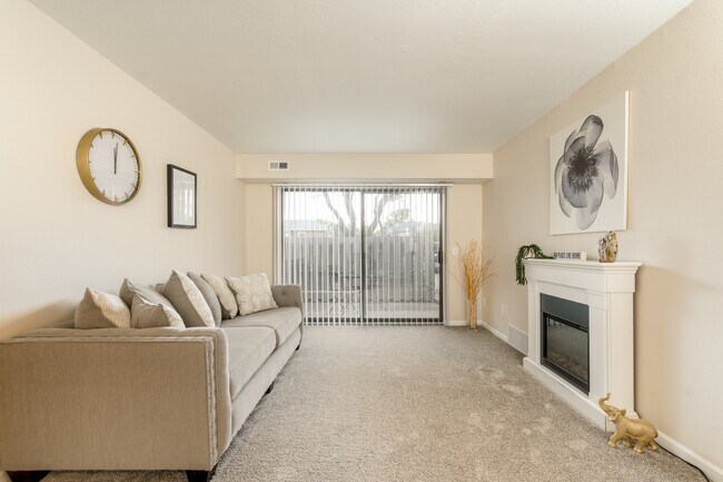 Sala de estar con iluminación natural en Three Oaks Apartments en Troy, MI - Three Oaks Apartments