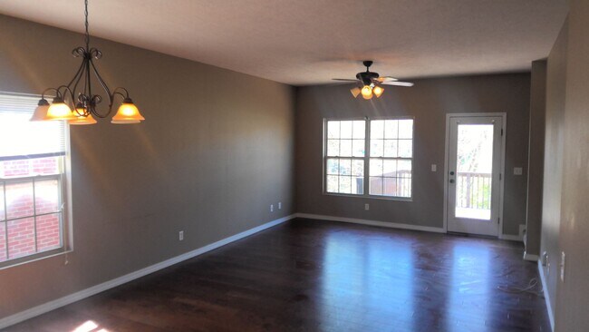 Building Photo - 4 Bed 2.5 Bath Home South Springfield!