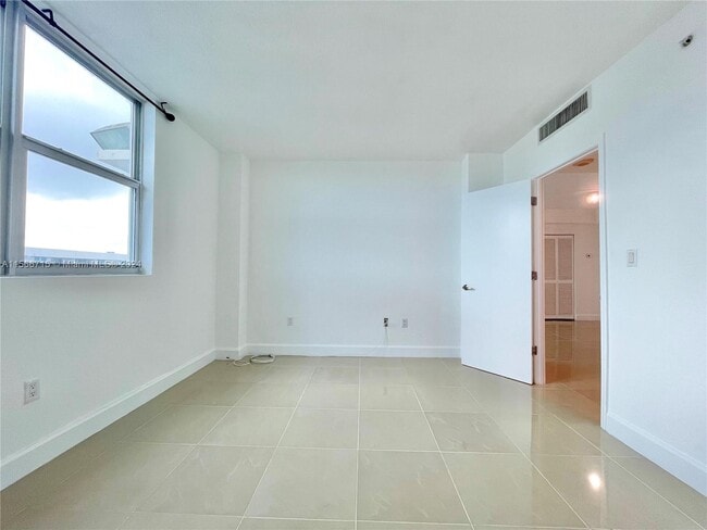 Building Photo - 7501 E Treasure Dr