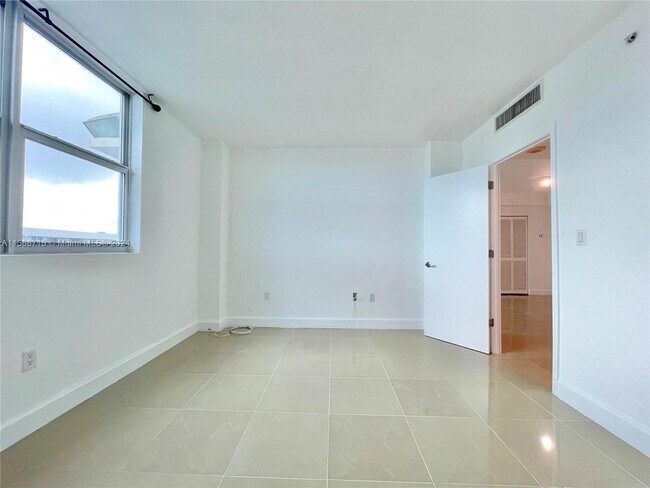 Foto del edificio - 7501 E Treasure Dr