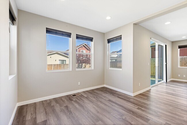 Building Photo - Spacious modern home with fenced backyard