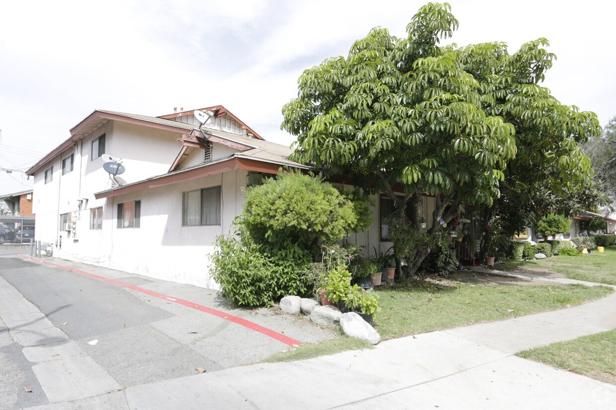 Building Photo - 17061-17091 Altadena Dr