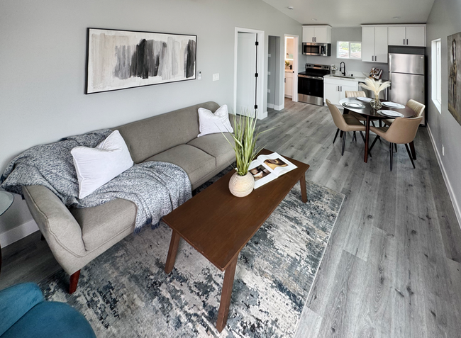 Foto del edificio - Brand-New & Luxe Downstairs 1-Bed/1-Bath Unit; HALF OFF ONE MONTH'S RENT!