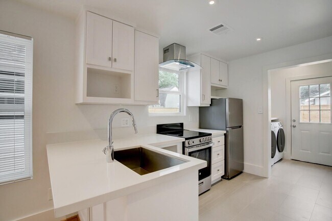 Foto del edificio - 6109 N Main St