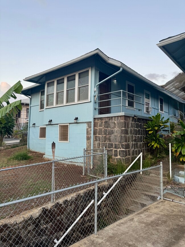 Walkup to house - 1769 Puowaina Dr