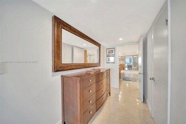 Building Photo - 1717 N Bayshore Dr