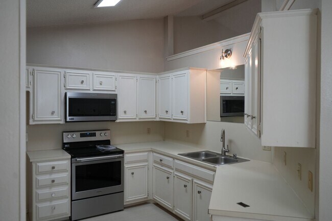 Building Photo - 5546 93rd St