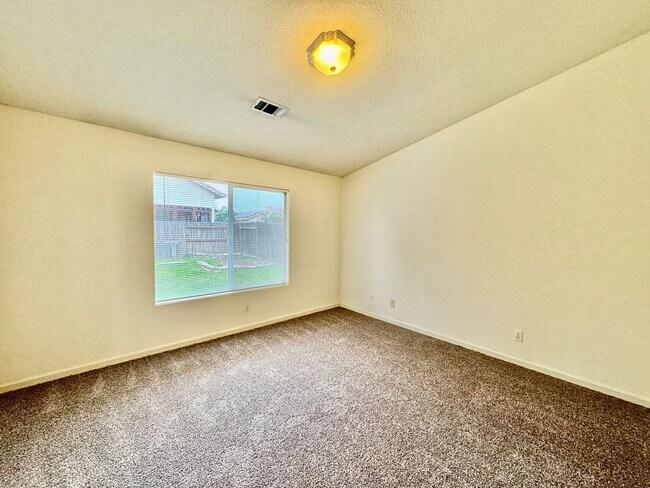 Foto del edificio - REDUCED! Beautiful Home with Pool and Pool Service Included!