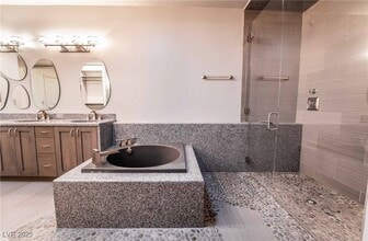 Building Photo - 980 Vegas Valley Dr