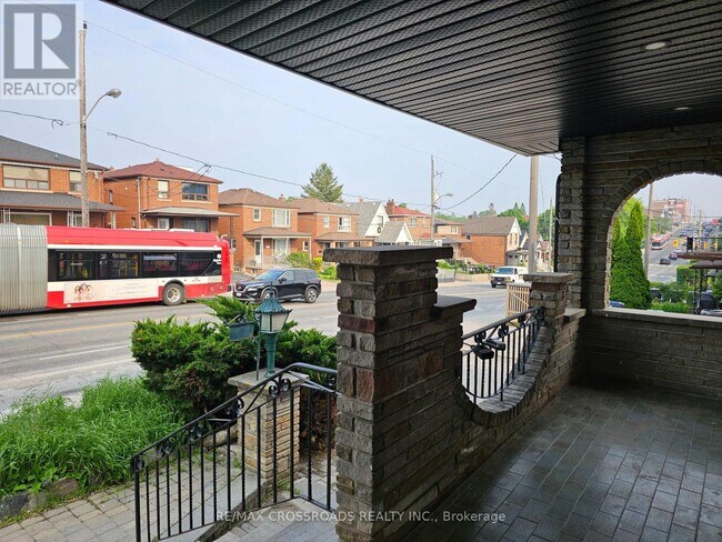 Building Photo - 2170 Dufferin St