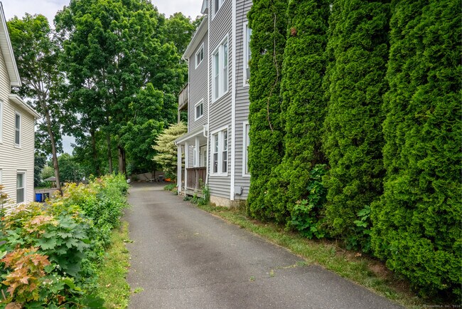 Building Photo - 16 Robinson Ave