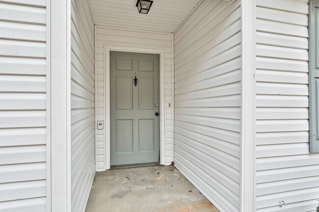 Foto del edificio - Updated 3 Bed 2 Bath Home in Tyrone with Private Yard and Covered Patio!