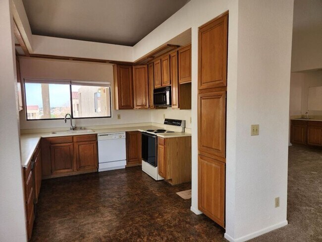 Foto del edificio - LARGE SECOND FLOOR CONDO