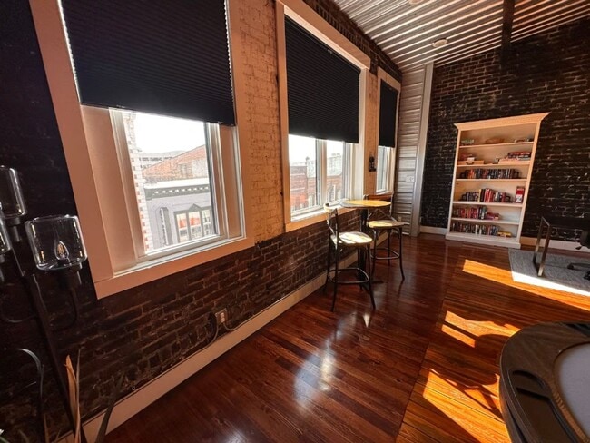 Building Photo - 124 Strawberry Alley