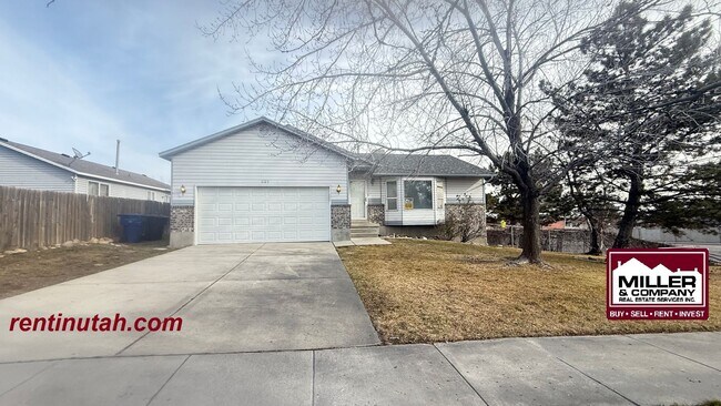 Building Photo - Updated Rambler with Vaulted Ceilings For Rent!