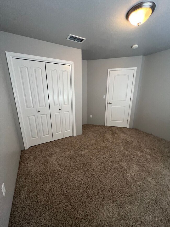 Building Photo - 2BD/2BATH - BEAUTIFUL NORTHWEST HOME W/2 C...