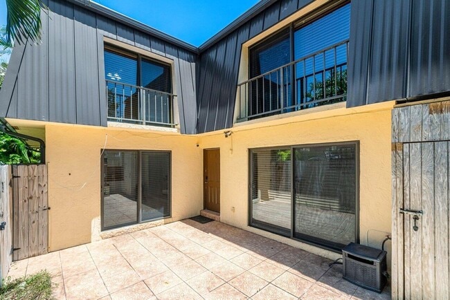 Foto del edificio - 2453 Waterside Dr