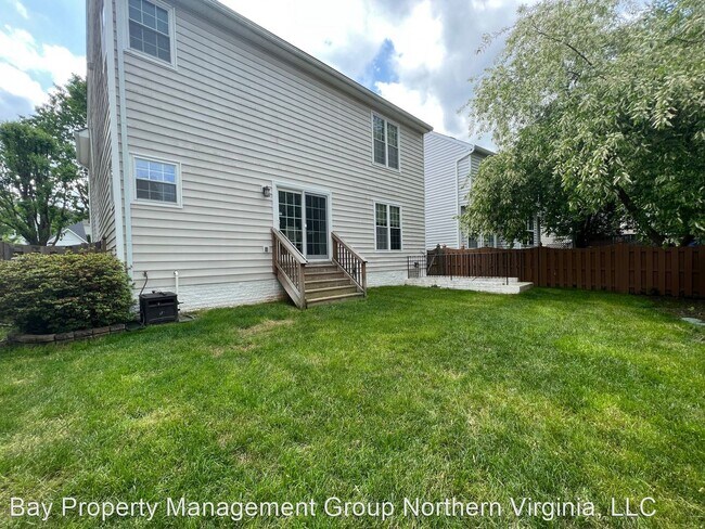 Building Photo - 4 br, 3.5 bath House - 604 Nathan Pl. NE