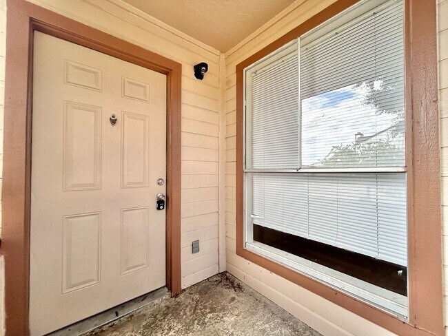 Foto del edificio - 7111 E Hwy 290