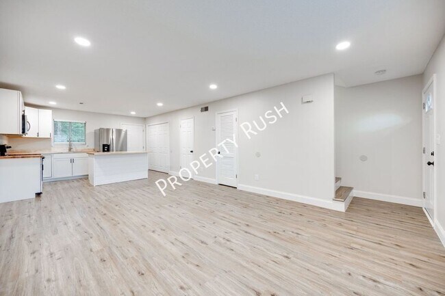 Foto del edificio - 2323 Green Forest Dr