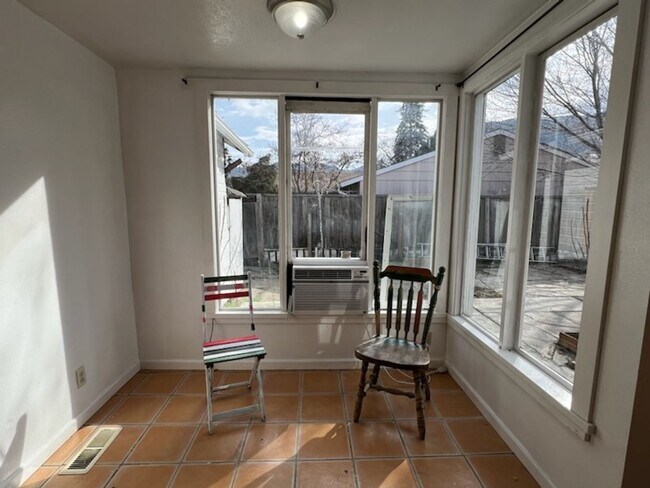 Foto del edificio - 3 bed/2.5 bath, carport, fenced back yard! Great location!