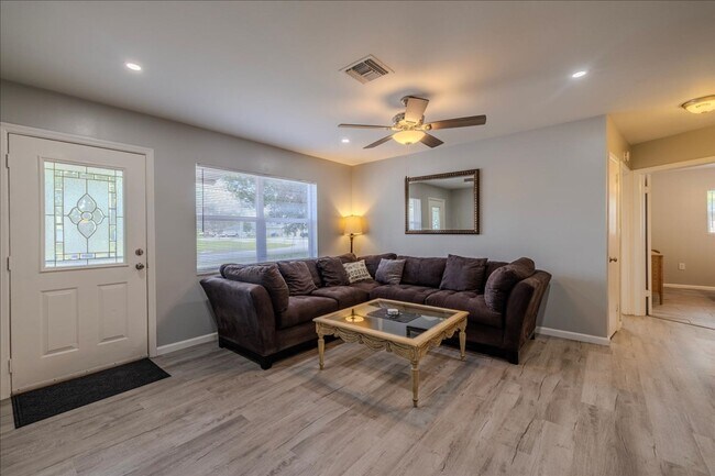 Foto del edificio - ANNUAL RENTAL - 3 Bed, 2 Bath Fully Furnis...