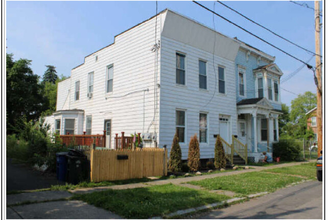 Foto del edificio - 64 McElwain Ave