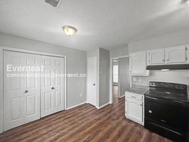 Foto del edificio - 3400 Laurelwood Dr