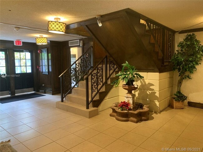 Building Photo - 3680 Inverrary Dr
