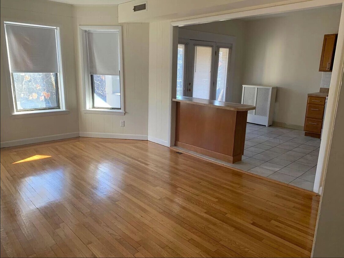 Primary Photo - Bright, Spacious Allston Packards Corner w...