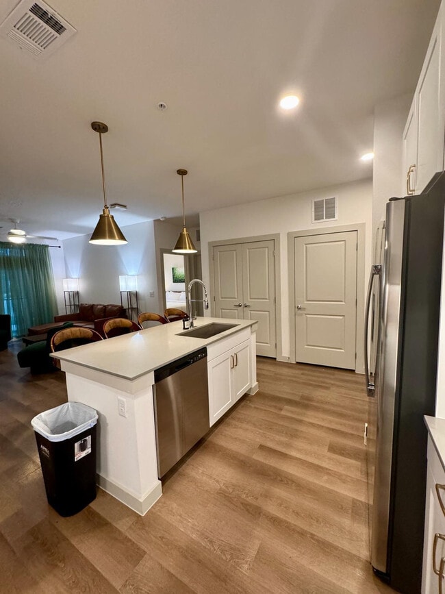 Foto del edificio - 1301 Leah Ave