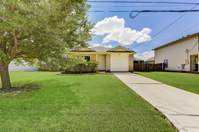 Building Photo - 16751 Fallen Timbers Dr