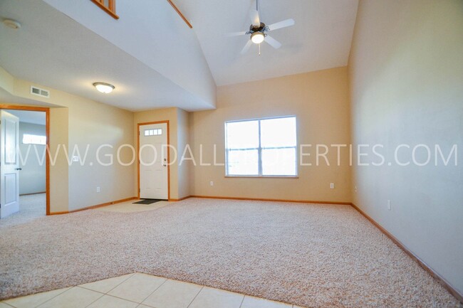 Foto del edificio - 3 Bedroom, 2.5 Bath end unit Townhome in U...