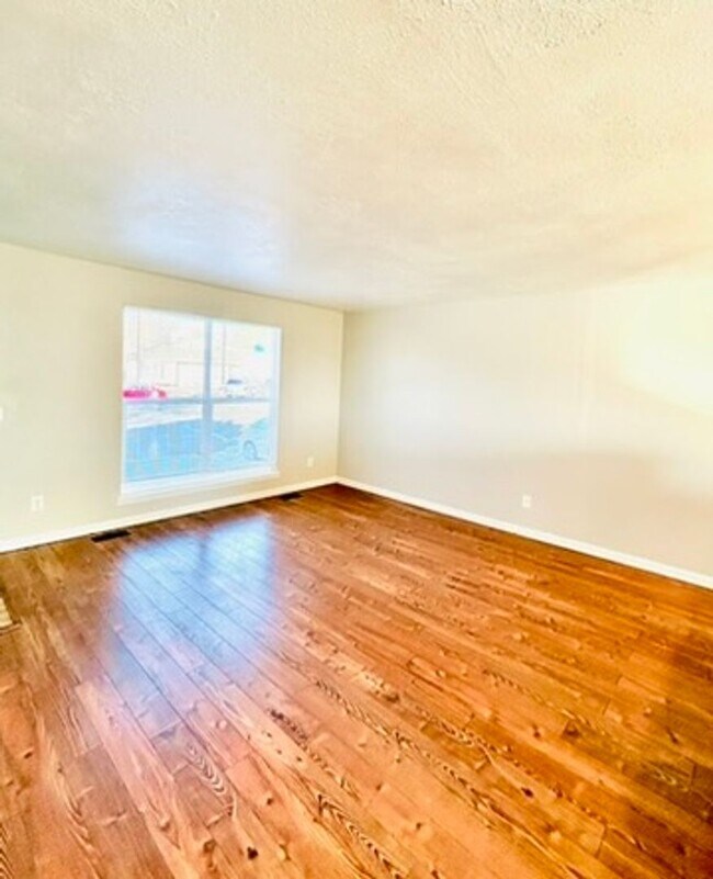 Foto del edificio - BEAUTIFUL UPDATED 3 BR/2 BA HOME IN AURORA...