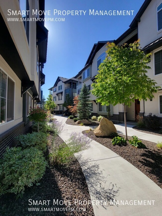 Building Photo - East Boise town home, corner unit, 3 bed 3...